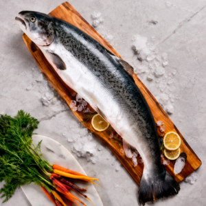 ⁠Salmón entero con cabeza 7- 8 kg